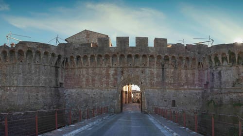 Colle Val d'Elsa, Porta Nova medieval city gateway and bridge. Town of crystal glass. Siena province, Tuscany region, Italy.