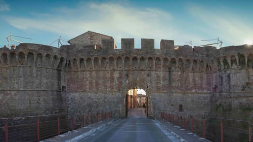 Colle Val d'Elsa, Porta Nova medieval city gateway and bridge. Town of crystal glass. Siena province, Tuscany region, Italy.